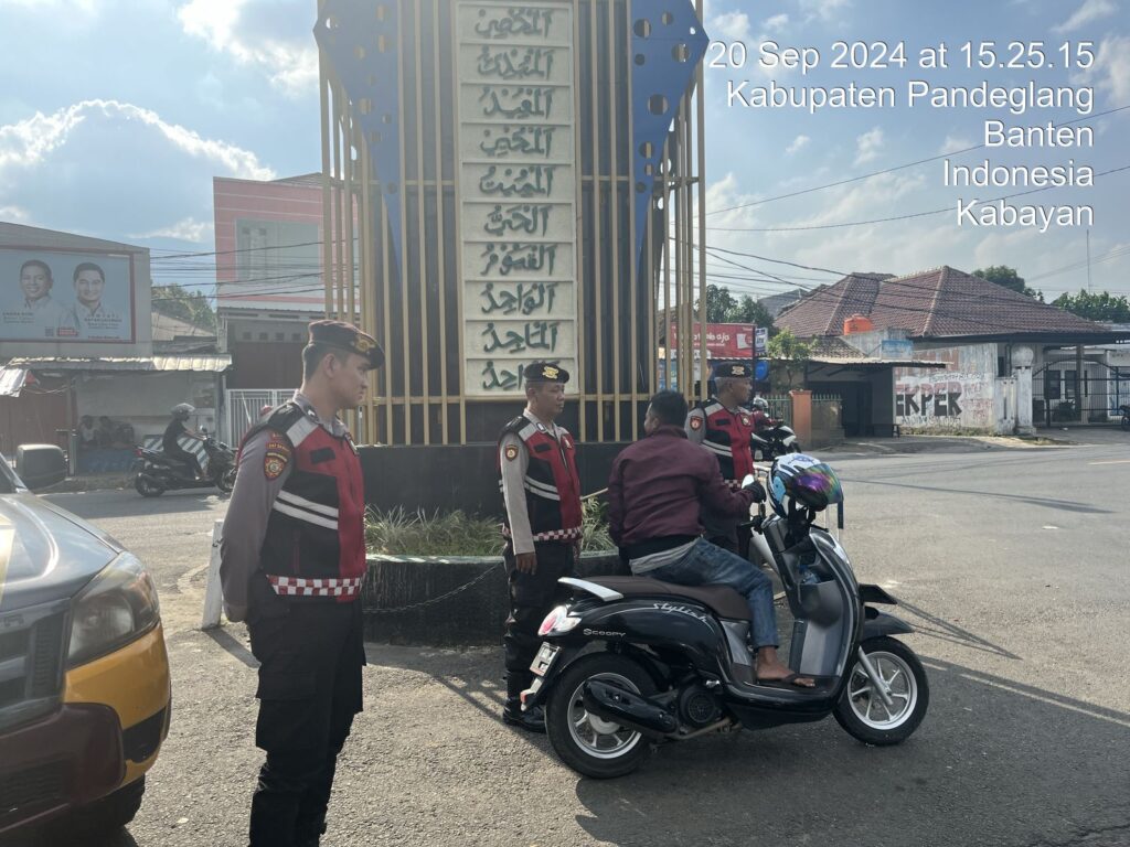 Sat Samapta Polres Pandeglang Laksanakan Pengaturan dan Monitoring Lalu Lintas di Pertigaan Cigadung, Dapat Apresiasi Pengendara 8 WhatsApp Image 2024 09 20 at 17.05.43 1