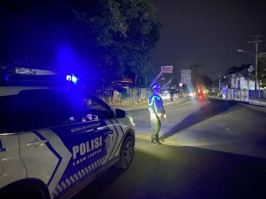 Satlantas Polres Pandeglang Gelar Blue Light Patrol di Perempatan Kadubanen untuk Cegah Kejahatan Jalanan 2 WhatsApp Image 2025 02 11 at 06.55.48