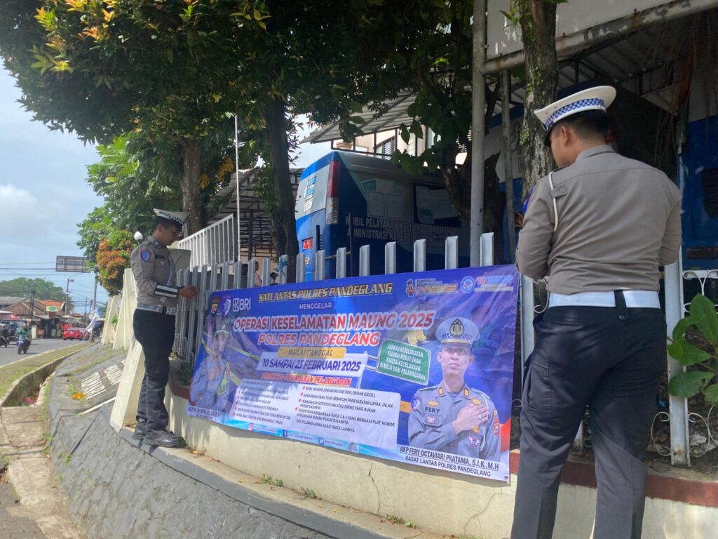 Satlantas Polres Pandeglang Pasang Spanduk Himbauan Keselamatan di Sejumlah Titik 1 WhatsApp Image 2025 02 15 at 07.22.28