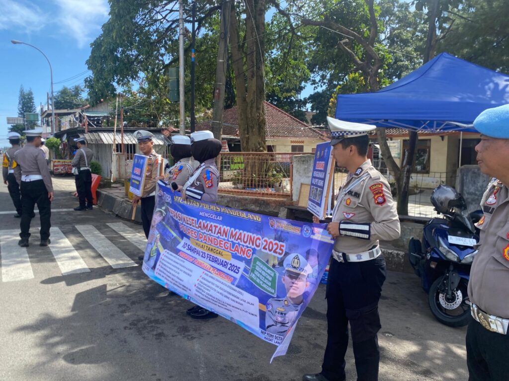 Satlantas Polres Pandeglang Sosialisasikan Operasi Keselamatan kepada Tukang Ojek Pengkolan 5 WhatsApp Image 2025 02 15 at 07.22.31 1