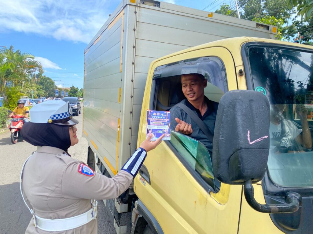 Satlantas Polres Pandeglang Gelar Hari ke-6 Operasi Keselamatan di Gardu Tanjak, Beri Himbauan dan Bagikan Brosur 2 WhatsApp Image 2025 02 15 at 07.22.31