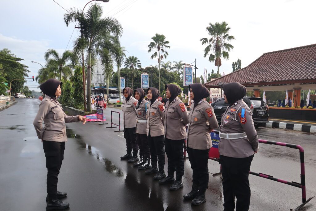 Polwan Polres Pandeglang Hadir di Car Free Day, Berikan Rasa Aman bagi Masyarakat 10 WhatsApp Image 2025 02 16 at 08.34.22