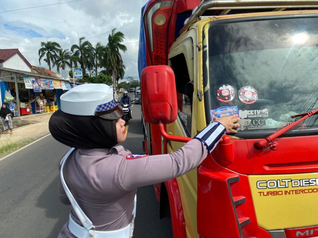 Satlantas Polres Pandeglang Bagikan Stiker Keselamatan Berkendara dalam Operasi Keselamatan 2025 8 WhatsApp Image 2025 02 16 at 11.23.31