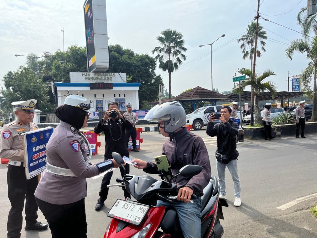 Satlantas Polres Pandeglang Bagikan Brosur dan Stiker Keselamatan kepada Pengendara 6 WhatsApp Image 2025 02 17 at 09.39.51