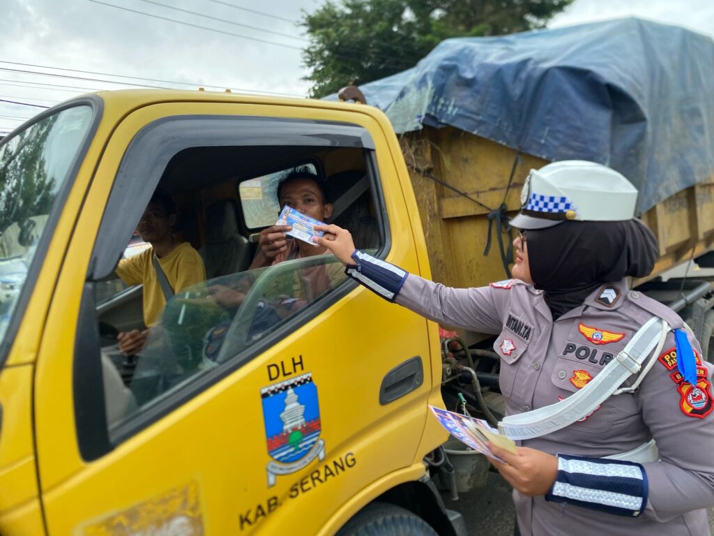 Satlantas Polres Pandeglang Bagikan Brosur Keselamatan Berkendara di Terminal Kadubanen 3 WhatsApp Image 2025 02 18 at 10.21.56 1
