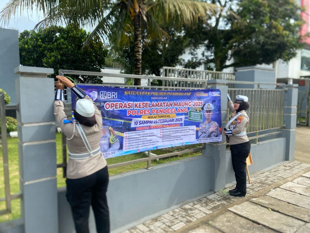 Unit Kamsel Satlantas Polres Pandeglang Ajak Pengendara Tertib Lalu Lintas di Persimpangan Cipacung 9 WhatsApp Image 2025 02 20 at 11.33.07