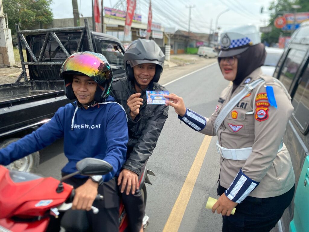 Unit Kamsel Satlantas Polres Pandeglang Ajak Pengendara Tertib Lalu Lintas di Persimpangan Cipacung 8 WhatsApp Image 2025 02 20 at 11.33.09