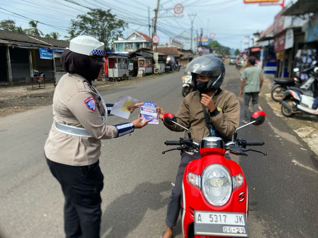 Satlantas Polres Pandeglang Bagikan Stiker dan Brosur Keselamatan Berkendara di Persimpangan Mengger 5 WhatsApp Image 2025 02 21 at 09.10.05