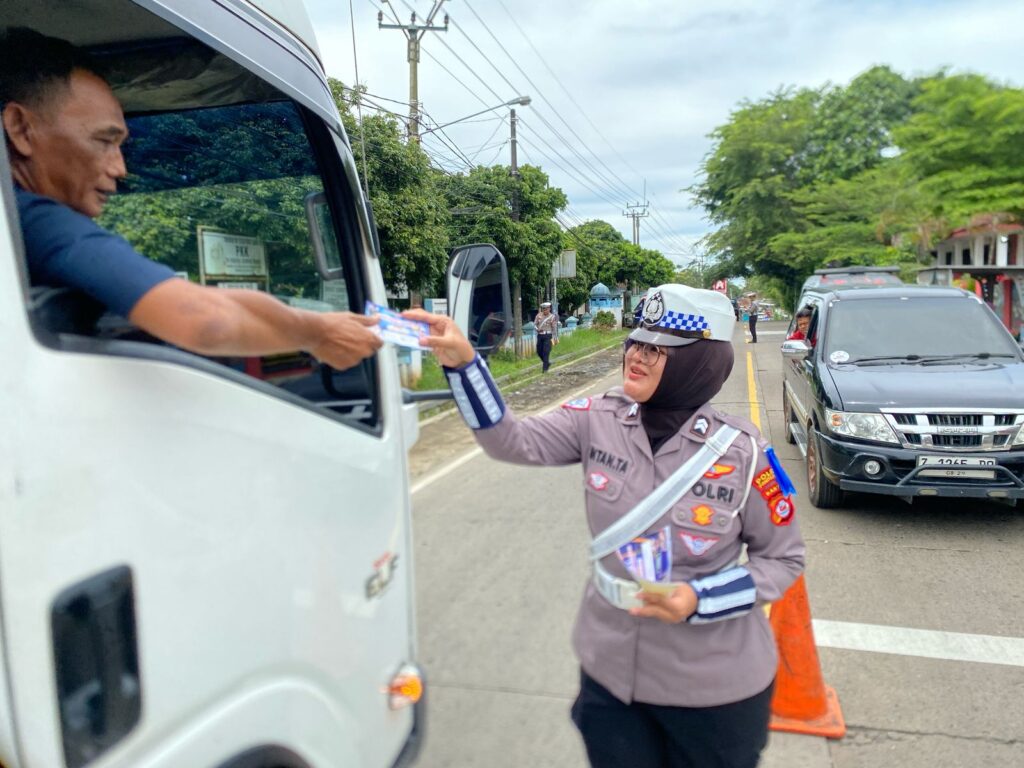 Satlantas Polres Pandeglang Bagikan Stiker dan Brosur Keselamatan Berkendara di Operasi Keselamatan 2025 2 WhatsApp Image 2025 02 22 at 08.56.01