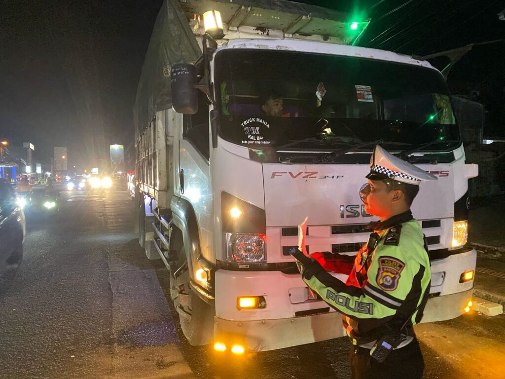 Satlantas Polres Pandeglang Tertibkan Kendaraan Bermuatan Berlebih dalam Patroli Malam 8 WhatsApp Image 2025 02 23 at 05.22.21