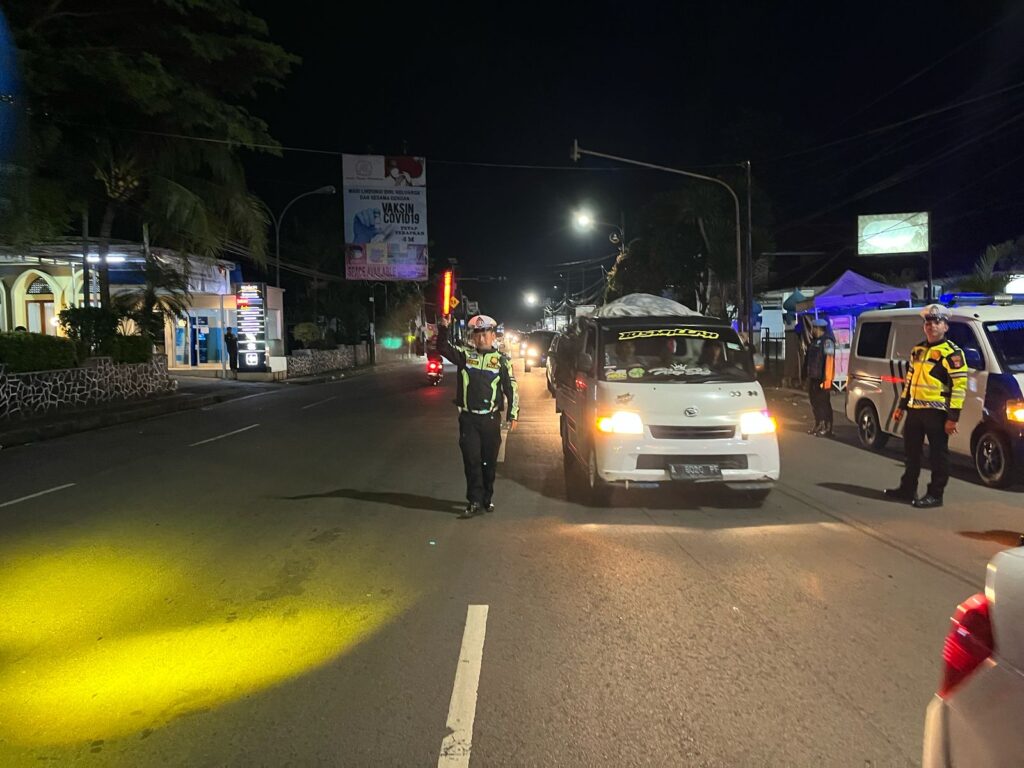 Satlantas Polres Pandeglang Gelar Patroli Malam KRYD Akhir Pekan untuk Ciptakan Kamseltibcar Lantas 9 WhatsApp Image 2025 02 23 at 05.22.23