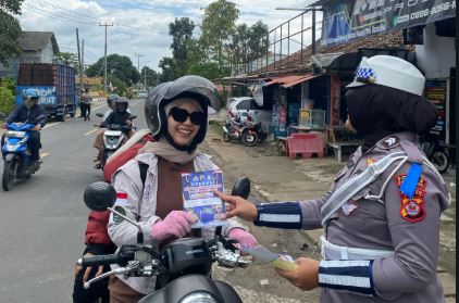 Satlantas Polres Pandeglang Bagikan Stiker Keselamatan kepada Pengguna Jalan di Jalur Lintas AMD Timur 10 hrg