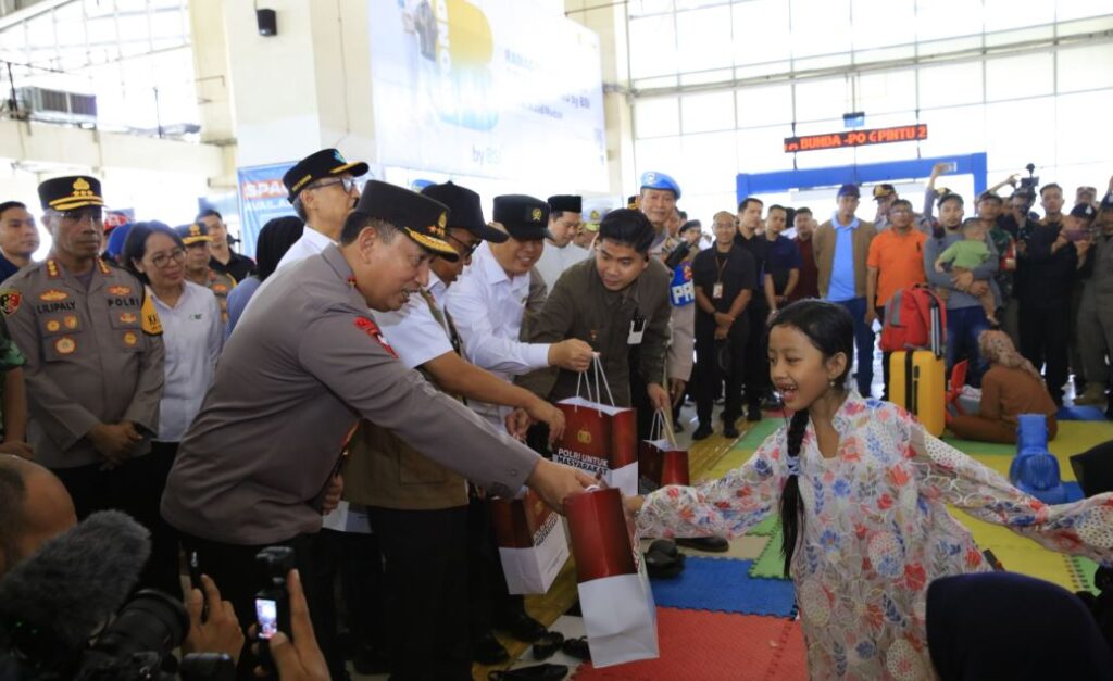 Tinjau Terminal Pulo Gebang, Kapolri Perintahkan Petugas Persiapkan Skema Rekayasa Lalu Lintas 8 bvcx