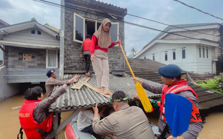 Cerita Kapolsek Pesanggrahan Evakuasi Warga Banjir yang Terjebak dari Lantai Dua 5