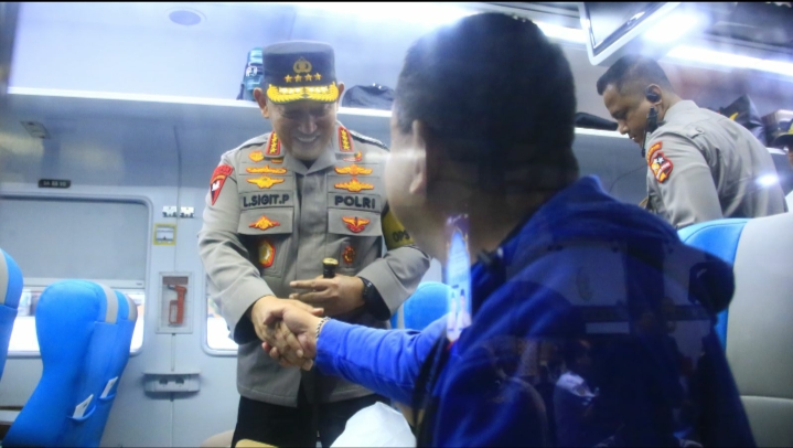 Kapolri Cek Langsung Pelayanan Arus Balik di Stasiun Tawang, Dorong Pemudik Gunakan Kereta Api 8 IMG 20250405 201232