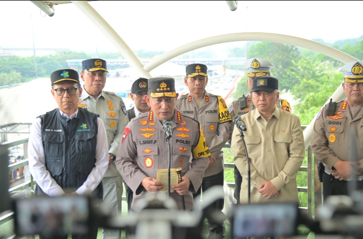 Kapolri Cek Arus Balik Lebaran di Tol Cikatama 4 IMG 20250406 200625