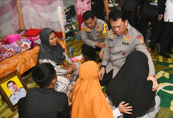 Gugur Saat Lerai Bentrokan, Bripka Husni Dianugerahi Kenaikan Pangkat Anumerta 5 IMG 20250409 213112