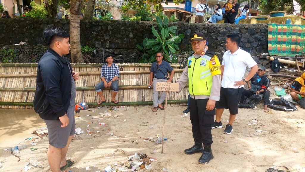 Polsek Carita Polres Pandeglang Tanggapi Dugaan Pungli di Pantai Carita, Amankan Jembatan Bambu 1 WhatsApp Image 2025 04 04 at 12.04.11