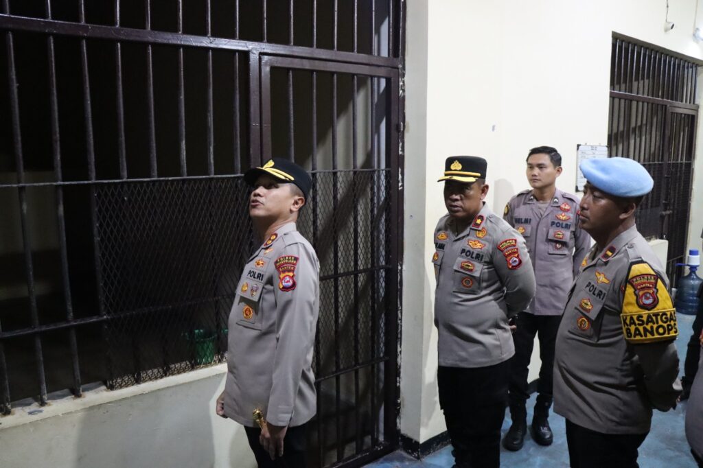 Kapolres Pandeglang Lakukan Monitoring Keamanan Internal di Mako Polres 8 WhatsApp Image 2025 04 08 at 19.10.12