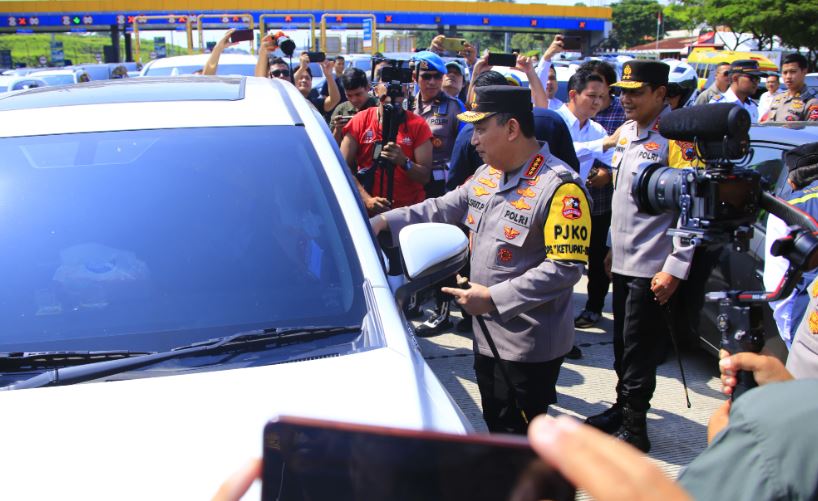 Kapolri Sapa dan Beri Bingkisan ke Pemudik di Tol Kalikangkung 6 uyhf