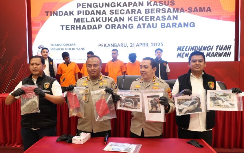 Polda Riau Tangkap Empat Debt Collector Yang Terlibat Pengrusakan dan Intimidasi 7 yurh