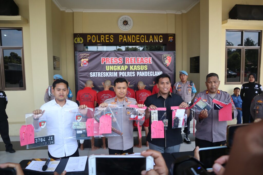 Polres Pandeglang Tangkap Lima Anggota Komplotan Spesialis Pembobol Rumah dan Curanmor 3 WhatsApp Image 2025 05 05 at 14.03.16