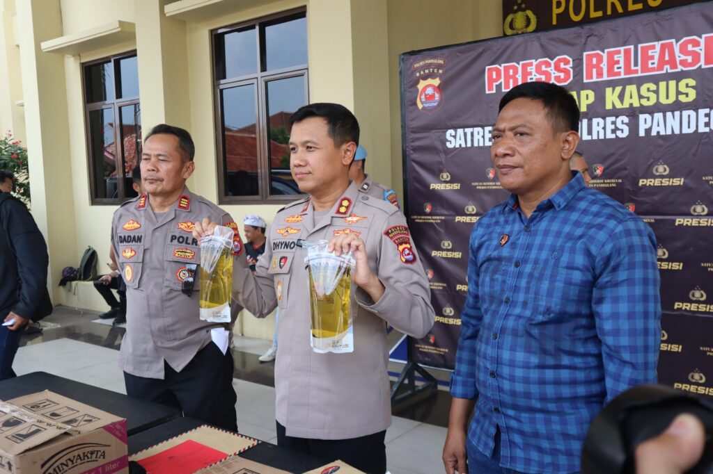 Polres Pandeglang Tangkap IRT Penipu Modus Jual Minyak Goreng Murah, Rugikan Korban Rp621 Juta 2 WhatsApp Image 2025 05 05 at 14.11.11