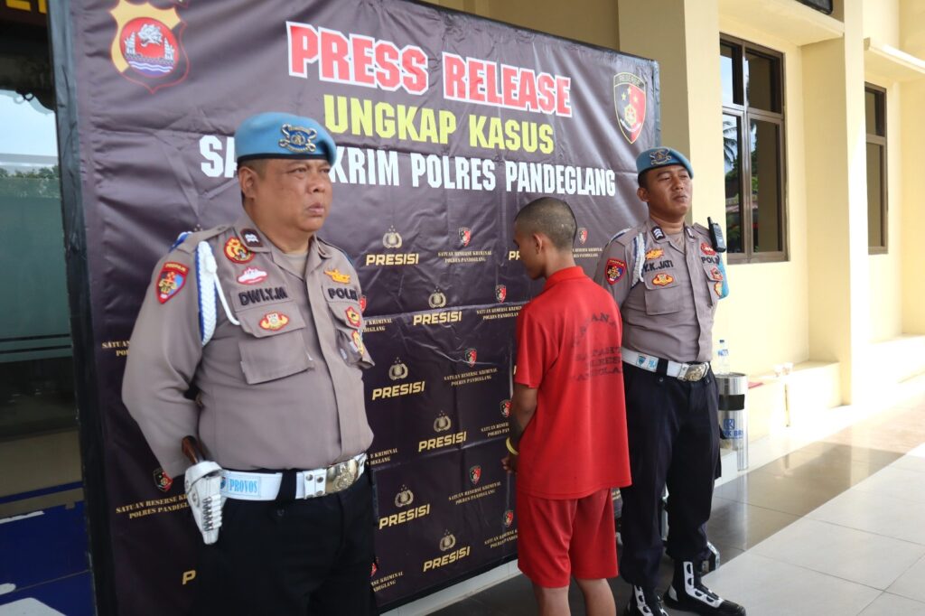 Polres Pandeglang Bekuk Pengedar Obat Terlarang Spesialis Pengamen, Ribuan Butir Hexymer dan Tramadol Disita 1 WhatsApp Image 2025 05 05 at 14.13.23