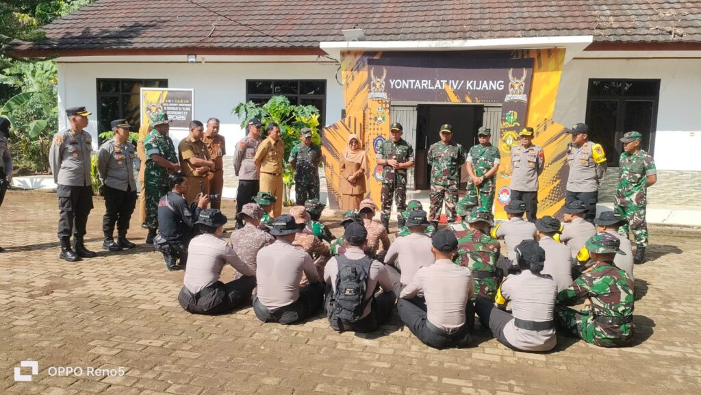 Kabag SDM Polres Pandeglang Dampingi Kunjungan Danjen Akademi TNI dalam Kegiatan Yontarlat IV/Kijang Latsitarda Nusantara XLV di Kecamatan Koroncong 10 WhatsApp Image 2025 06 16 at 11.29.01