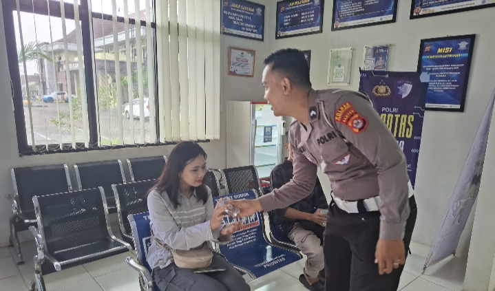 Satlantas Polres Pandeglang Gelar Program “Polantas Menyapa”, Wujudkan Pelayanan Prima kepada Masyarakat Pemohon SIM 3 IMG 20251011 093349