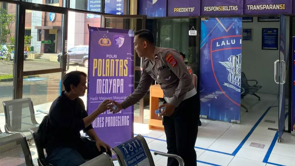 Satlantas Polres Pandeglang Berikan Layanan Prima kepada Pemohon SIM Lewat Program “Polantas Menyapa” 5 MConverter.eu WhatsApp Image 2025 10 09 at 08.23.36