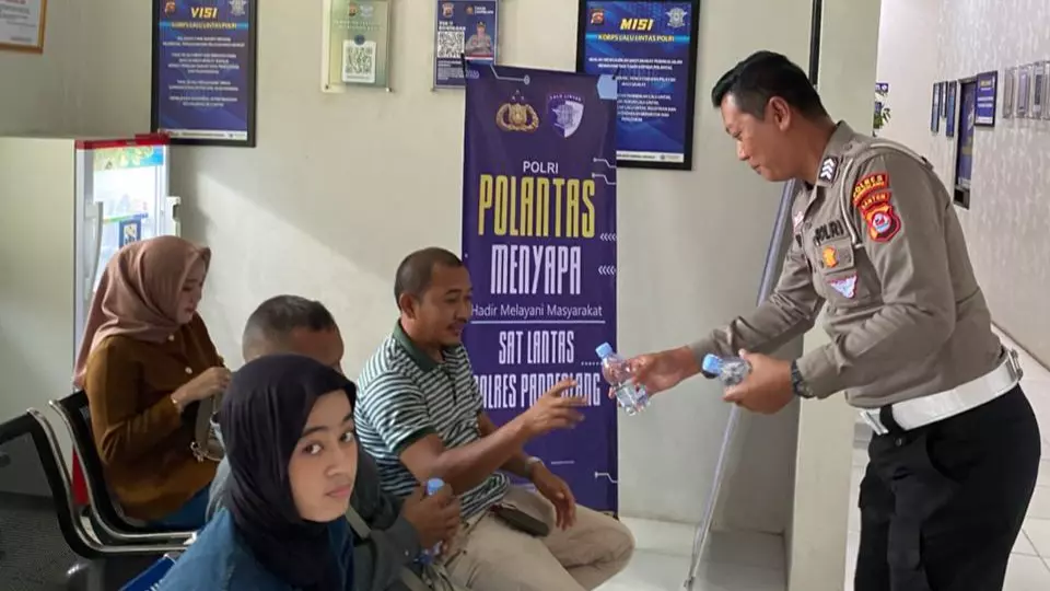 Satlantas Polres Pandeglang Gelar Pelayanan Prima “Polantas Menyapa” kepada Pemohon SIM 4 MConverter.eu WhatsApp Image 2025 10 10 at 10.01.19
