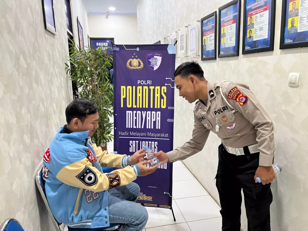 Satlantas Polres Pandeglang Gelar Kegiatan “Polantas Menyapa” Berikan Pelayanan Prima kepada Pemohon SIM 2 MConverter.eu WhatsApp Image 2025 10 13 at 09.16.23 scaled