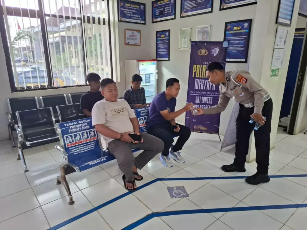 Satlantas Polres Pandeglang Gelar “Polantas Menyapa”, Wujudkan Pelayanan Prima untuk Pemohon SIM 1 MConverter.eu WhatsApp Image 2025 10 16 at 08.30.29
