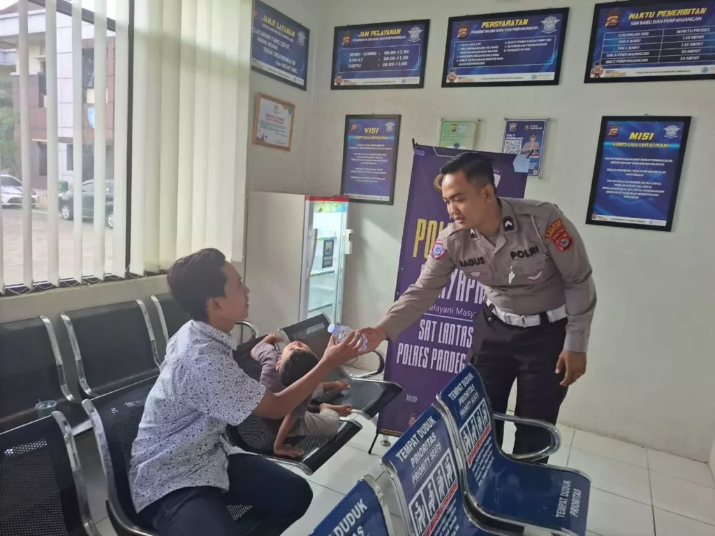 Satlantas Polres Pandeglang Berikan Pelayanan Prima Kepada Pemohon SIM dalam Kegiatan “Polantas Menyapa” 10 MConverter.eu WhatsApp Image 2025 10 29 at 10.56.18