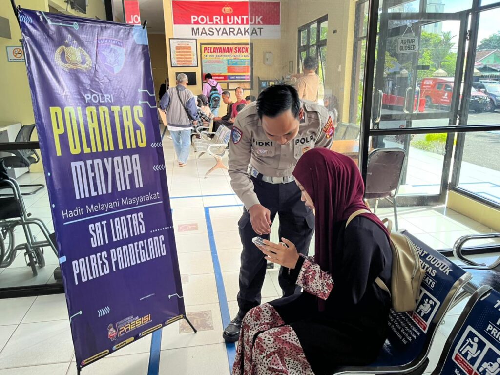 Satlantas Polres Pandeglang Laksanakan Program “Polantas Menyapa” dengan Pelayanan Prima Kepada Pemohon SIM 8 WhatsApp Image 2025 10 31 at 08.40.12