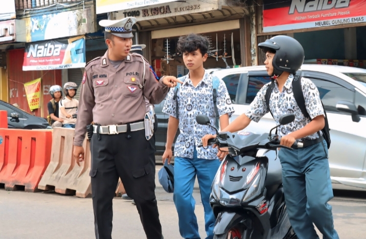 Polres Pandeglang Gelar Operasi Zebra Maung 2025, Satlantas Terus Berikan Himbauan Kamseltibcar kepada Pengendara 8 IMG 20251122 153637