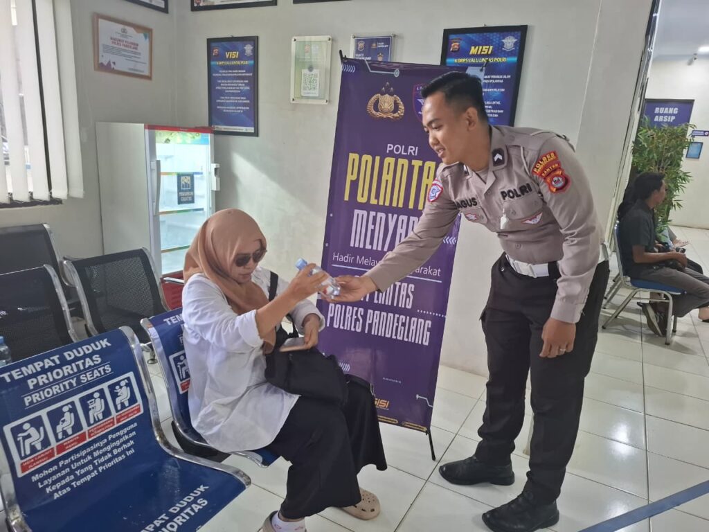 Satlantas Polres Pandeglang Berikan Pelayanan Prima kepada Pemohon SIM Guna Terapkan Program “Polantas Menyapa” 6 WhatsApp Image 2025 10 29 at 10.56.19