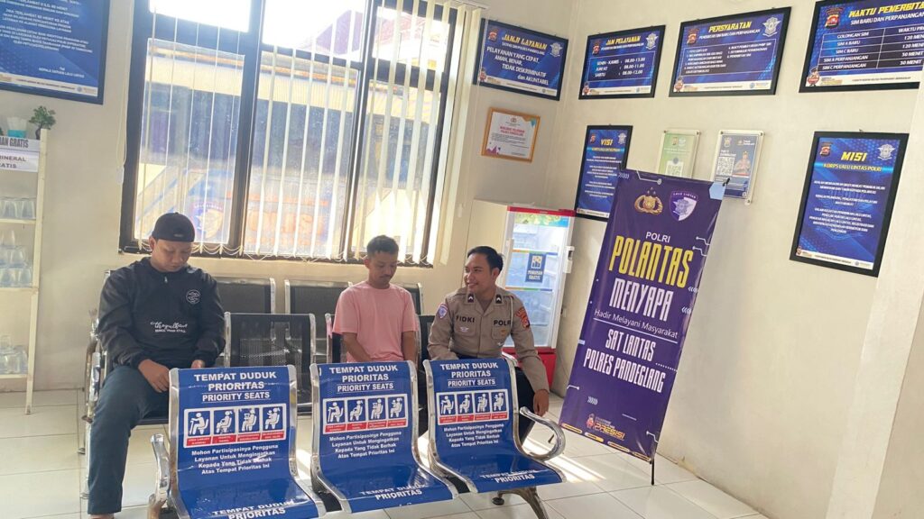 Satlantas Polres Pandeglang Layani Pemohon SIM dengan Prima dalam Kegiatan “Polantas Menyapa” 7 WhatsApp Image 2025 11 01 at 08.35.52