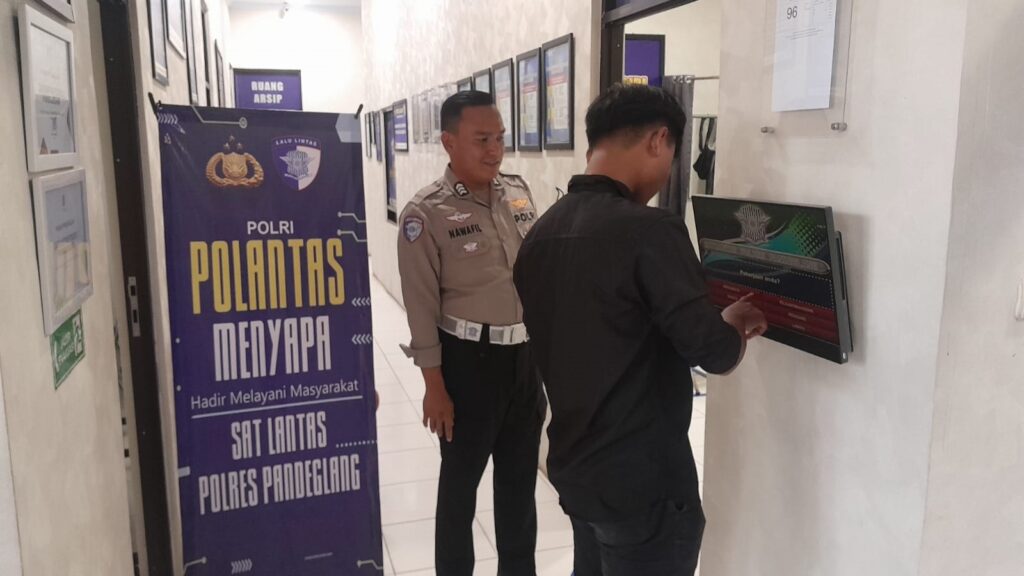 Satlantas Polres Pandeglang Gelar Pelayanan Prima Kepada Pemohon Sim Melalui Program “Polantas Menyapa” 5 WhatsApp Image 2025 11 04 at 10.28.21
