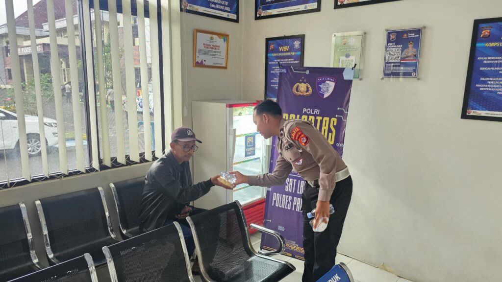 Satlantas Polres Pandeglang Laksanakan Pelayanan Prima kepada Pemohon SIM di Satpas Polres Pandeglang 4 WhatsApp Image 2025 11 05 at 09.20.34