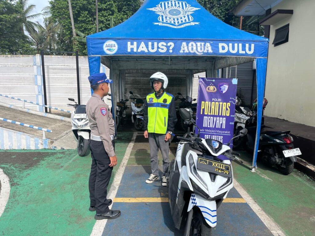 Satlantas Polres Pandeglang Berikan Pelayanan Prima kepada Pemohon Sim dalam Kegiatan “Polantas Menyapa” 3 WhatsApp Image 2025 11 06 at 08.22.35