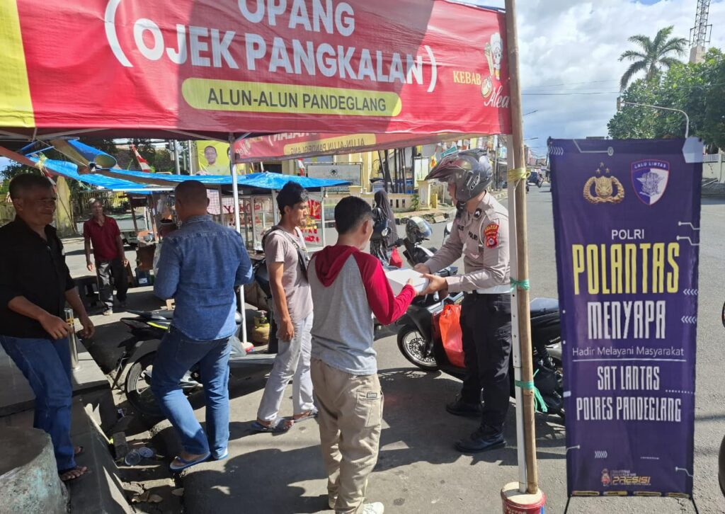 Satlantas Polres Pandeglang Gelar Kegiatan “Polantas Menyapa”, Berikan Himbauan Kamtibmas dan Bagikan Nasi Kotak kepada Tukang Ojek Pangkalan 2 WhatsApp Image 2025 11 07 at 10.32.00