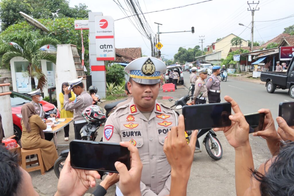 Operasi Zebra 2025 Berjalan Humanis, Polres Pandeglang Ajak Pengendara Lebih Patuh Berlalulintas 1 WhatsApp Image 2025 11 18 at 10.11.38