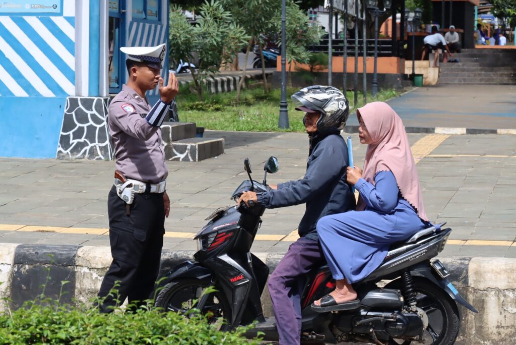 SATLANTAS POLRES PANDEGLANG GELAR OPERASI ZEBRA MAUNG 2025 HARI KE-7, TINDAK PELANGGAR UNTUK CIPTAKAN KAMSELTIBCAR LANTAS JELANG AKHIR TAHUN 7 WhatsApp Image 2025 11 21 at 13.30.15