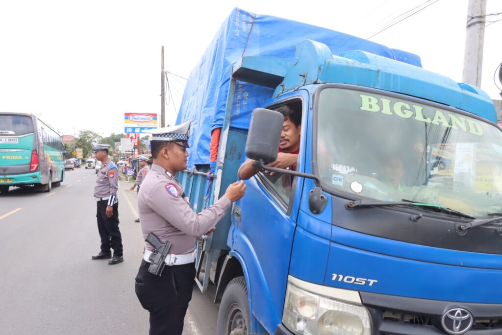 Satlantas Polres Pandeglang Tindak Pelanggar ODOL dan Pengemudi Roda 4 Tanpa Sabuk Pengamanan pada Ops Zebra Maung 2025 5 WhatsApp Image 2025 11 23 at 09.24.31