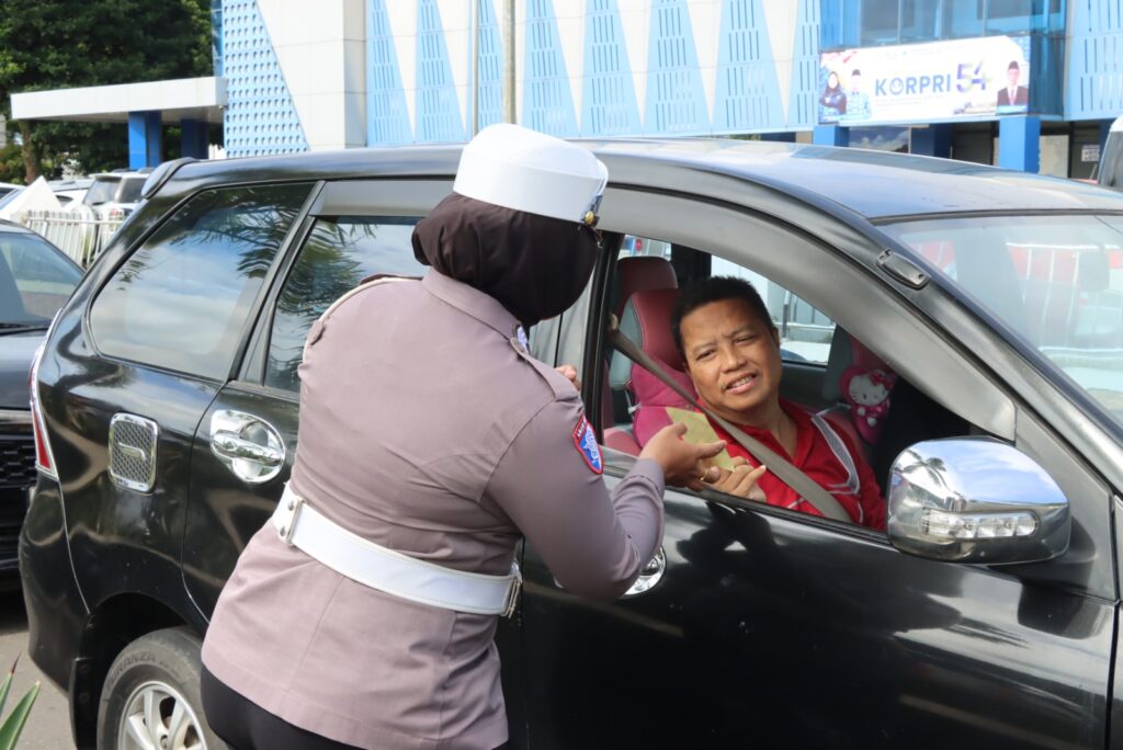 Satlantas Polres Pandeglang Sampaikan Himbauan Tertib Berlalu Lintas Lewat Spanduk, Pamflet, dan Stiker pada Ops Zebra Maung 2025 6 WhatsApp Image 2025 11 24 at 09.41.57
