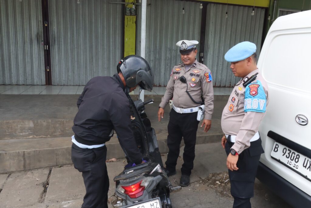 Satlantas Polres Pandeglang Gelar Razia dan Bagikan Stiker Himbauan pada Operasi Zebra Maung 2025 3 WhatsApp Image 2025 11 26 at 10.39.39