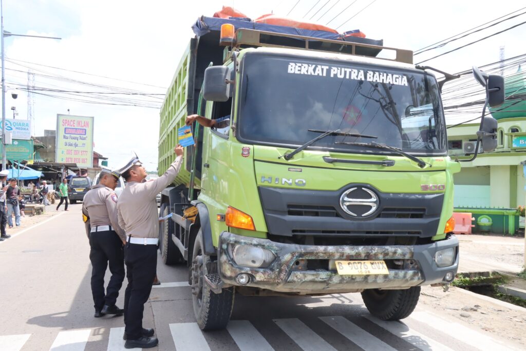 Polres Pandeglang Himbau dan Tindak Tegas Pengemudi Roda 4 Bersumbu 3 ke Atas Selama Operasi Zebra Maung 2025 4 WhatsApp Image 2025 11 27 at 11.30.02