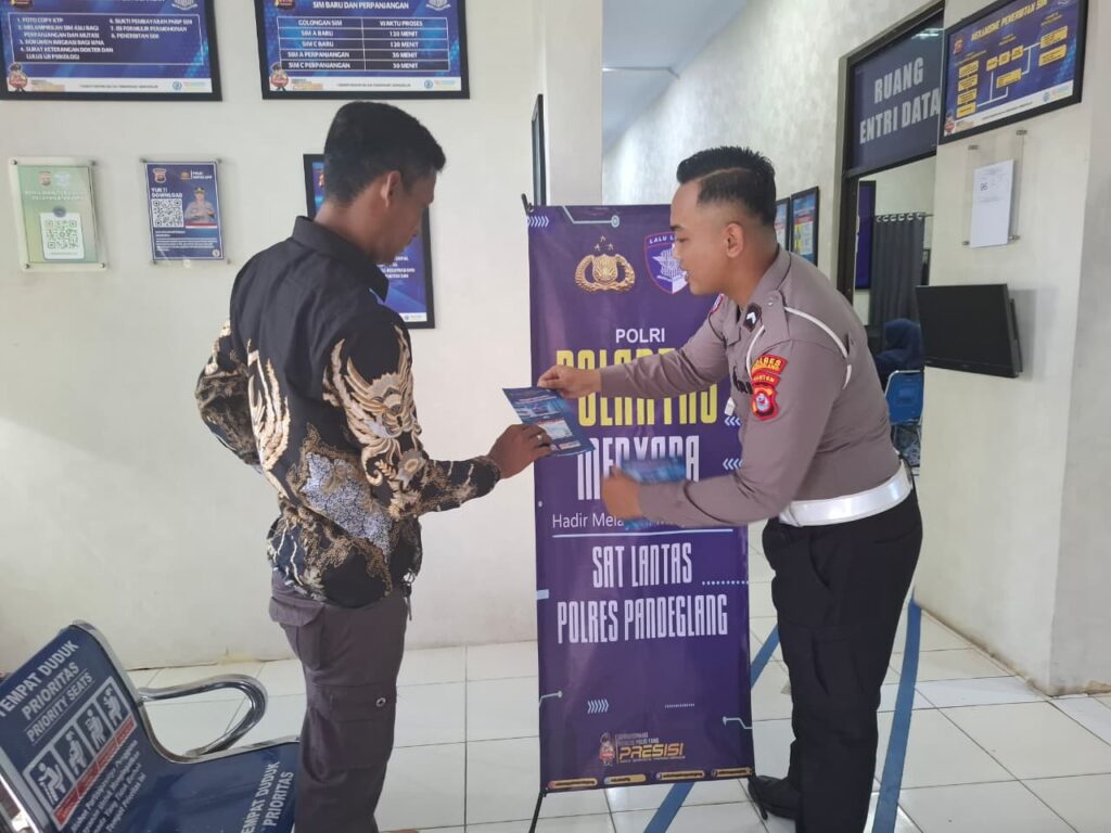 Satlantas Polres Pandeglang Berikan Pelayanan Prima kepada Pemohon SIM di Satpas Pandeglang 2 WhatsApp Image 2025 12 01 at 08.53.17